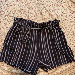 Stretchy Pinstripe Shorts w. Adjustable Belt Tie